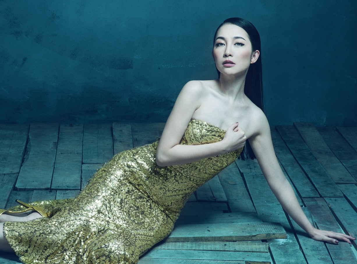 Linh Nga vai tran goi cam voi trang phuc anh kim hinh anh