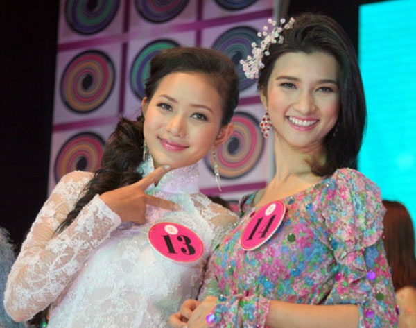 Phan Như Thảo (trái) và Kim Tuyến trong một cảnh phim.