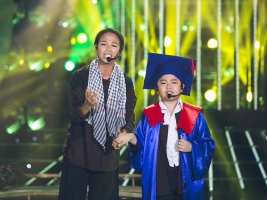 xúc động chia sẻ “Khi các bạn diễn, tôi nhớ hình ảnh mẹ tôi vì tôi đã từng bôn ba đi xa, sống một mình. Sẽ có rất nhiều bạn đồng càm với tôi khi ở ca gia đình ăn học trên thành phố. Tôi thật sự rơi nước mắt lúc Bảo thành đạt trở về thăm mẹ vì đó là ước mơ lớn nhất của người mẹ với những hy sinh, vất vả, không quản nhọc nhằn. Tôi cũng mong các bạn khán giả qua hình ảnh này sẽ thật cố gắng học hành đáp lại sự mong mỏi kỳ vọng của cha mẹ dành cho mình”