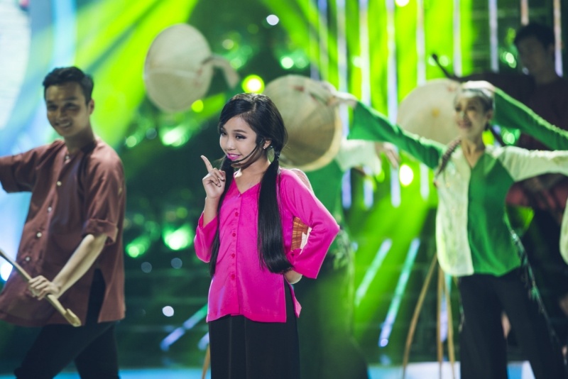 Phát huy lợi thế của chất giọng ngọt ngào, sâu lắng, Bảo Nghi và Ngân Quỳnh đã lựa chọn bài hát Hành trình trên đất phù sa để biểu diễn trong show 5. Hai mẹ con Ngân Quỳnh sẽ cùng xuất hiện trong chiếc áo bà ba duyên dáng trên sân khấu để mang đến cho khán giả những giai điệu ngọt ngào về quê hương miền Nam. 