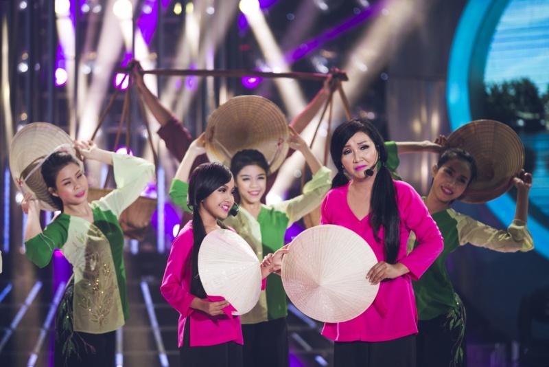 Các giám khảo có chút tiếc nuối vì tiết mục của hai mẹ con Ngân Quỳnh chưa thật ăn khớp với giai điệu dân ca, chưa thể hiện được chất luyến láy đậm chất nam bộ giống như Phi Nhung. Giám khảo Hoài Linh cho lời khuyên cặp thí sinh này nên tập trung thêm vào giọng hát ngoài vũ đạo thì thiết mục sẽ trọn vẹn hơn. 