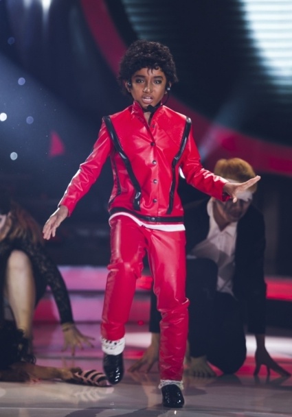 giám khảo Hoài Linh chia sẻ “Riêng với bài này, cách nhảy và trình diễn của Duy rất tốt, về nhịp điệu của đầu, cổ. Tiết mục này vô cùng dễ thương”Giám khảo Mỹ Linh cho biết “Vừa nhảy vừa hát bài này là rất khó. Hôm nay Anh Duy làm được thế này rất đáng khen. Mỗi một ngày cặp đôi này lại đem đến một vẻ rất khác nhau” Giám khảo Hồng Vân quay trở lại thảo luận cùng các giám khảo khác “Các bạn luôn tạo sự bất ngờ cho khán giả. Con so với các bạn đồng trang lứa nên sự hóa thân của con quá tuyệt. Phần ngoại hình và vũ đạo của con là không thua gì Micheal Jackson rồi đó”