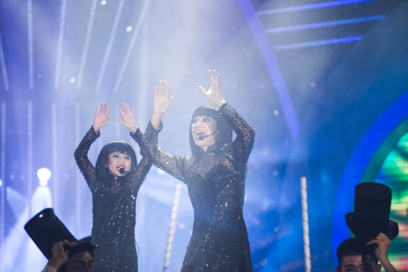 Giám khảo Mỹ Linh hào hứng chia sẻ “Riêng cô bé này sinh ra là để diễn.Cô ấy diễn vai nào là nhập vai đó. Hôm nay cô không ngượng mồm khi nói là con quá xuất sắc. Con lại tiếp tục chứng minh cho mọi người thấy con có một giọng hát xuất sắc. Riêng Chí Thiện vì nhí nhảnh quá nên không giống bà Bạch Yến bằng bé đâu”