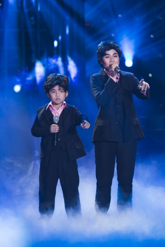 GIA HUY- THU PHƯỢNG HÓA THÂN THÀNH JOSH GROBAN VỚI BÀI HÁT YOU RAISE ME UP Tiết mục của cặp đôi này mang đến một cảm giác da diết, yêu thương và sang trọng với dòng nhạc bán cổ điển. Không ai có thể ngờ được một cậu bé chỉ thích nhảy lại có thể tập trung để biểu diễn một bài nhạc có độ khó như vậy