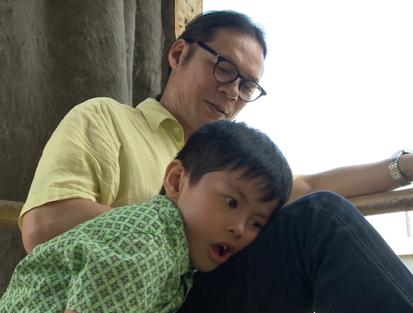 Con trai Tran Luc gian doi vi khong duoc o nha bo hinh anh