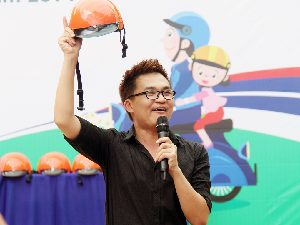 Dai Nghia di dom huong dan cac em hoc sinh doi mu bao hiem hinh anh