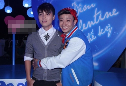  Ngọc Trai - Tô Lâm: Cặp đôi nam - nam được đánh giá dễ thương nhất nhì màn ảnh do Ngọc Trai và Tô Lâm thủ vai xuất hiện trong bộ phim điện ảnh Những nụ hôn rực rỡ của đạo diễn Nguyễn Quang Dũng. Trong cả phim, mối tình của cả hai luôn được đan cài để tạo sự hài hước, vui nhộn. Đoạn độc thoại của nhân vật của Tô Lâm ở cuối phim về thân phận của những người đồng tính nhận được không ít đồng cảm nơi khán giả. 