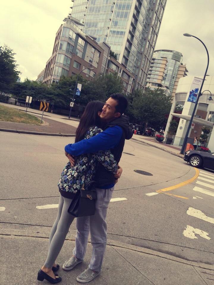 Bức ảnh tình cảm của cặp đôi được Hương Giang chia sẻ cùng bức thư. 