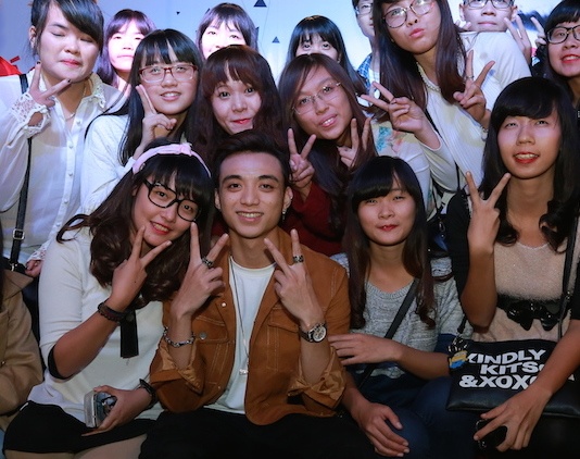 Soobin Hoang Son bi fan vay kin trong ngay ra mat phim ngan hinh anh