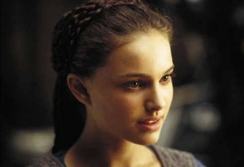Vẻ đẹp thuần khiết tuổi 17 của Natalie Portman dễ dàng chinh phục được trái tim khán giả khi thể hiện vai nữ hoàng Amidala trong Star wars.