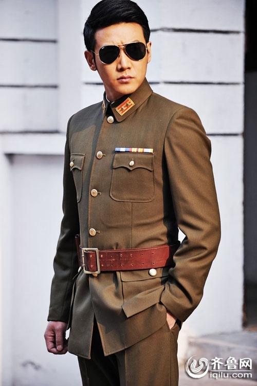 Trong bộ trang phục quân nhân, nét điển trai nam tính của Lục Nghị càng thể hiện rõ nét khi thể hiện vai Cao Chí Hoa trong bộ phim truyền hình Yểm hộ.