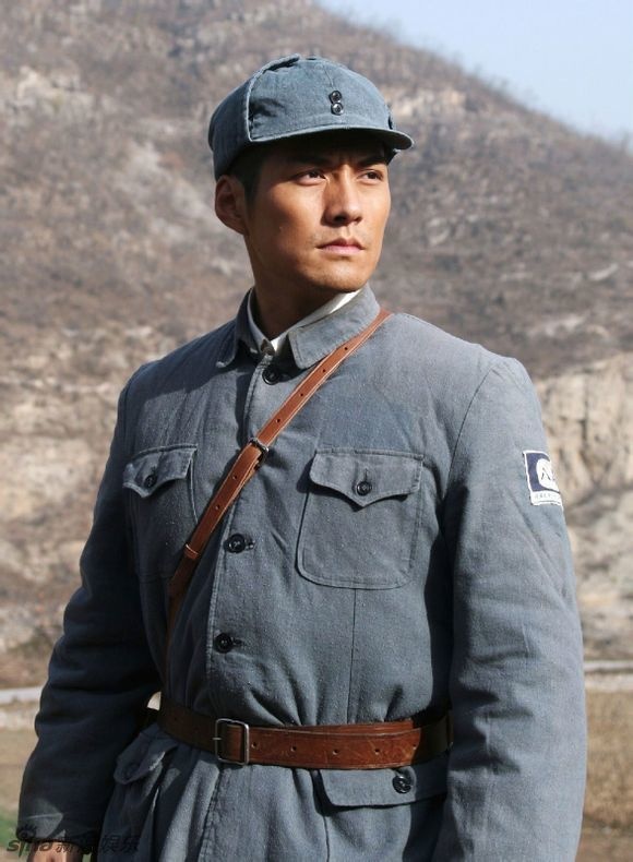 Nghiêm Khoan có sức hấp dẫn đầy ma lực trong Phong hỏa trường thành.