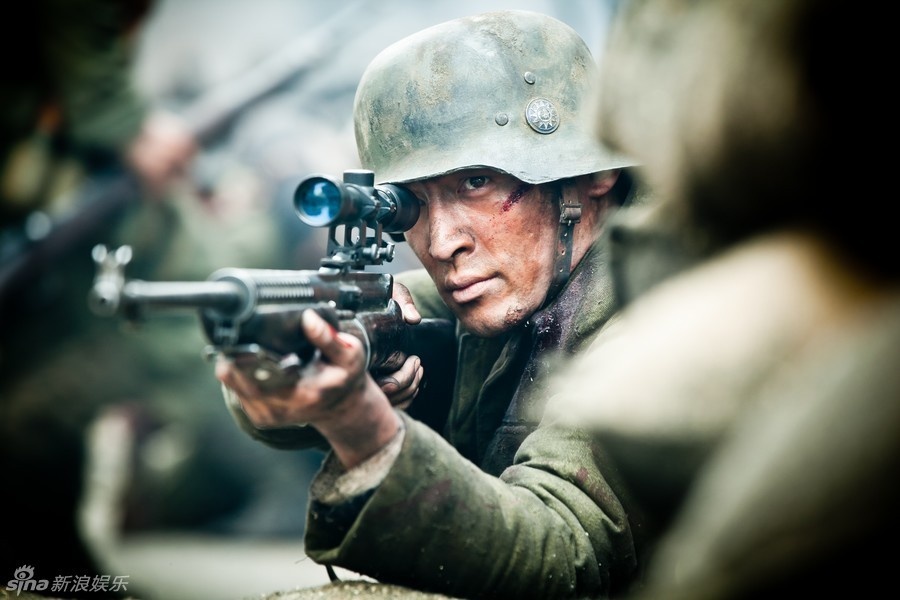 Hồ Ca - mỹ nam cổ trang từng gây bão màn ảnh có dịp thử sức với vai thiếu tá Đới Đào, một quân nhân anh dũng hiên ngang, chiến đấu vì đất nước trong 49 ngày.