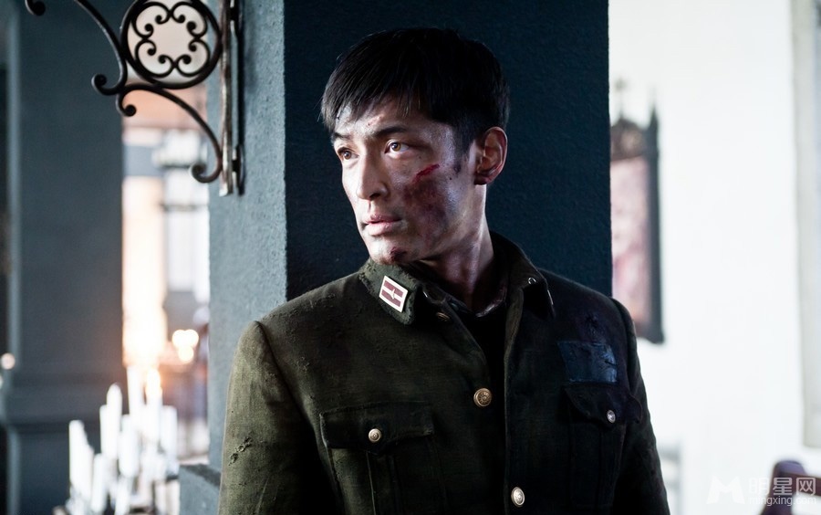 Tạo hình của Hồ Ca nhận được nhiều lời khen ngợi của khán giả. 49 ngày là phiên bản truyền hình của tác phẩm Kim lăng thập tam hoa từng được Trương Nghệ Mưu “nhào nặn” rất thành công.