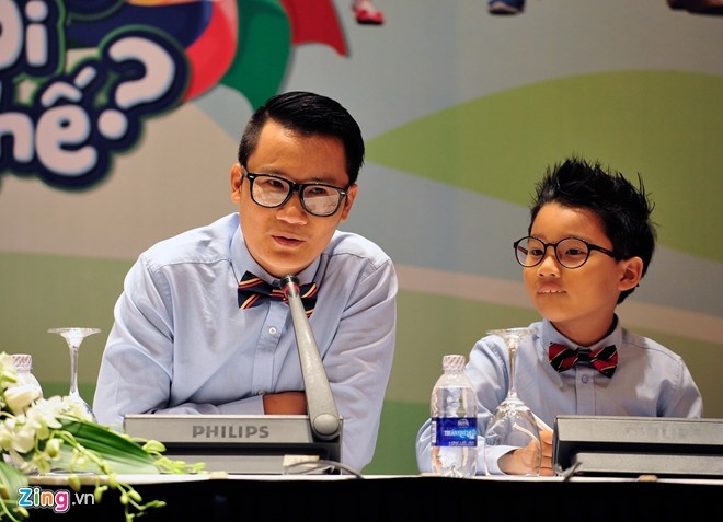 Hoàng Bách và con trai Tê Giác trong buổi họp báo. Anh tiết lộ, bà xã chính là 