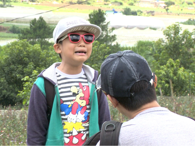 Con trai Hoang Bach khoc nuc no khi bo muon dung cuoc choi hinh anh