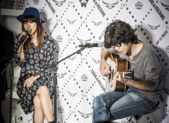 Thỉnh thoảng, hai vợ chồng Lee Hyori đi hát tại sự kiện nhỏ chung vui cùng bạn bè, chồng đệm đàn và vợ hát.