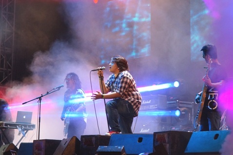Oringchains biểu diễn trong Rock Storm 6/2013 tại Biên Hòa.