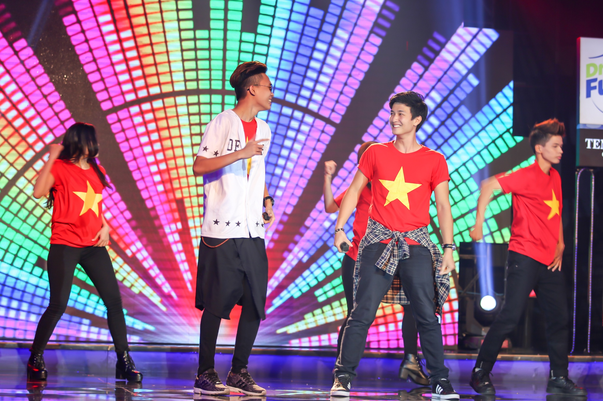 'Noi vong tay lon' - Huynh Anh hinh anh