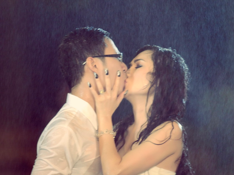 MC Anh Quan dam duoi hon ban gai tin don duoi mua hinh anh