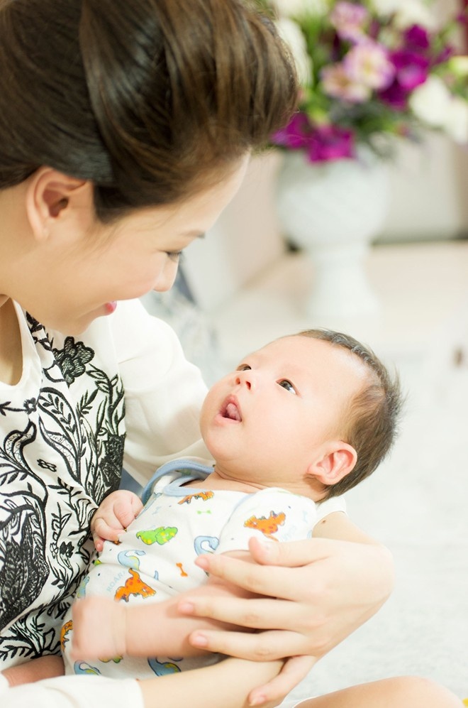 Đan Lê âu yếm hôn con trai Khải Nguyên. 