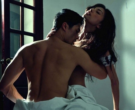 các nhân vật do cô thủ vai đều luôn hút khách bởi nhiều cảnh nóng bỏng mắt trong phim. Những bộ phim được chú ý có cảnh nóng do Ngô Thanh Vân thực hiện là Bẫy rồng, Dòng máu anh hùng, Ngôi nhà trong hẻm...