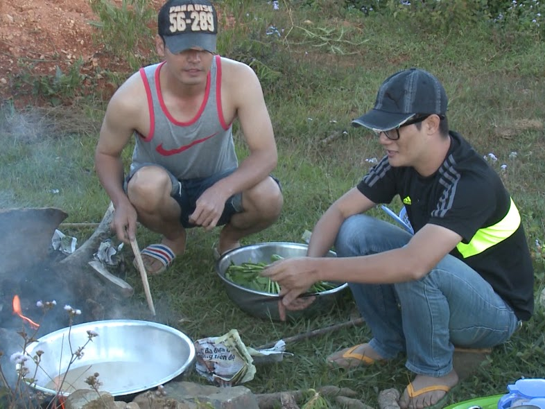 Phan Anh, Hoang Bach chat vat nau com voi bep da chien hinh anh
