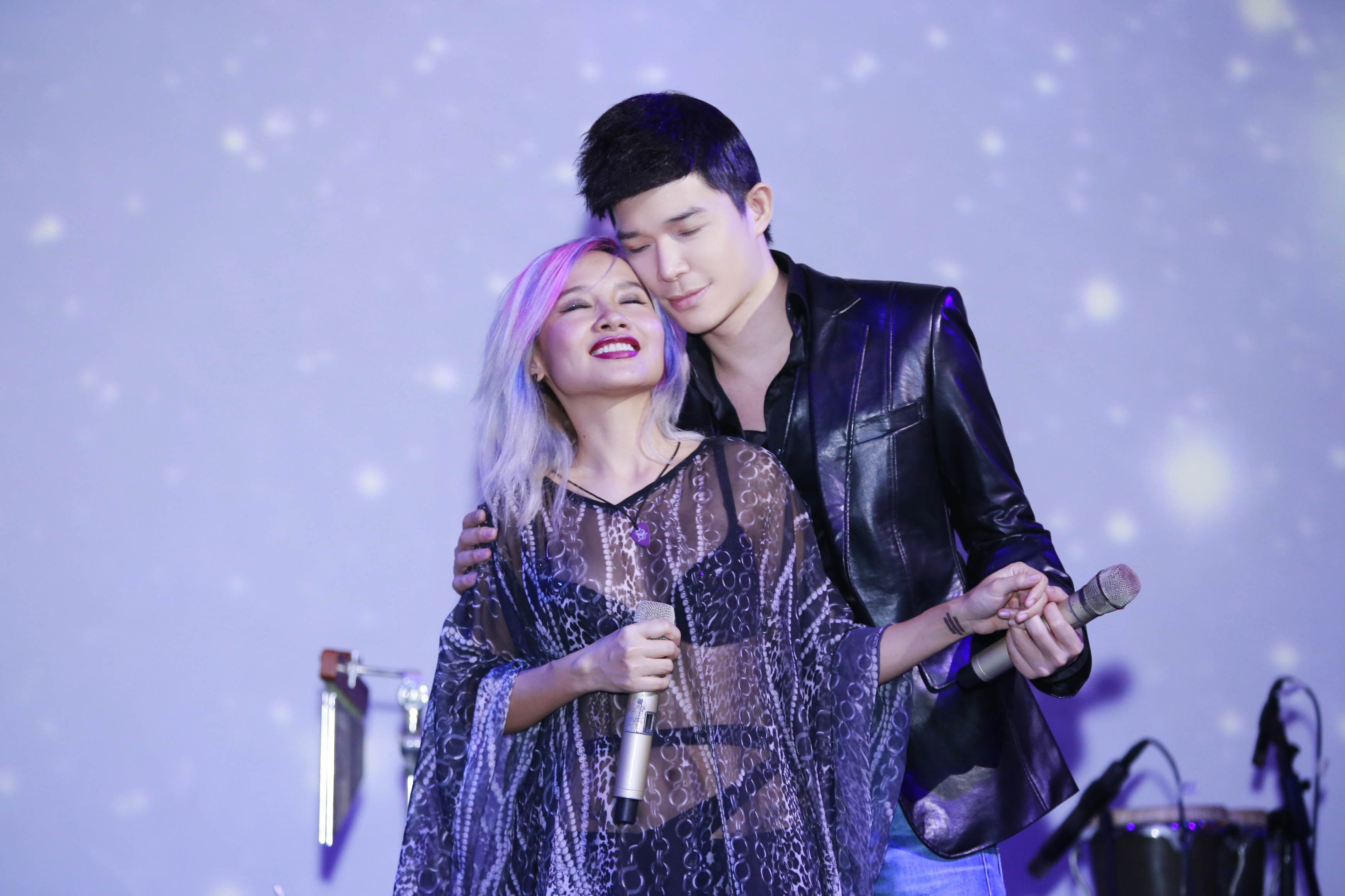 Mai Khoi mac ao xuyen thau tinh tu ben Nathan Lee hinh anh