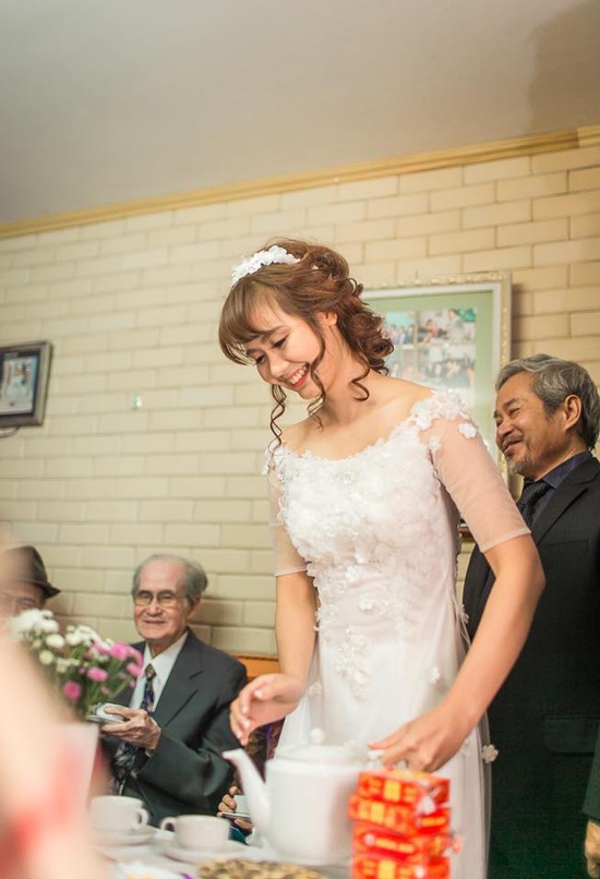 Bên cạnh bộ áo dài màu đỏ, Huyền Lizzie còn mặc một bộ váy màu trắng của Hoan Khang Bridal.