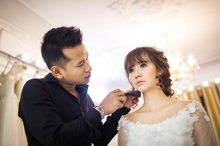 Bộ váy trắng tinh tế của Huyền Lizzie trong lễ ăn hỏi.