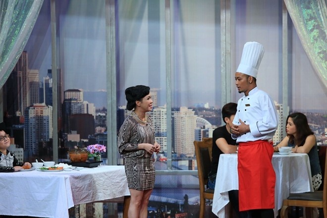 Hoàng Phi hoá thân thành đầu bếp trưởng đối đầu với Việt Hương. Tình huống đưa ra là hai mẹ con Việt Hương nhịn ăn, chờ bếp trưởng tới mục đích để nhờ chụp hình tự sướng giùm, đã thế vào nhà hàng “bốn sao rưỡi” nhưng đòi ăn bún đậu mắm tôm. Ngoài ra, để làm hài lòng Việt Hương, Hoàng Phi phải nhảy uốn éo biểu diễn “sexy” cho hai thực khách xem. Khi hanh tra đột nhiên xuất hiện nói nhà hàng vi phạm an toàn thực phẩm. Trong khi khách đau bụng, ói mửa thì ông chủ kiêm đầu bếp nhà hàng lanh trí: “cắt, cắt, tắt máy quay. Dạ đây đang mướn nhà hàng quay phim anh, đang diễn cảnh trúng thực”.   Bài viết: http://news.zing.vn/10-khach-moi-gay-cuoi-nhat-On-gioi-cau-day-roi-post485685.html  Nguồn Zing News