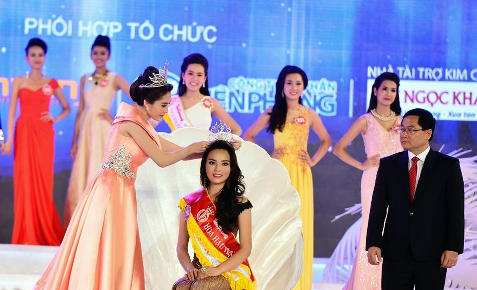 Phan cong bo ket qua va dang quang Hoa hau VN 2014 hinh anh