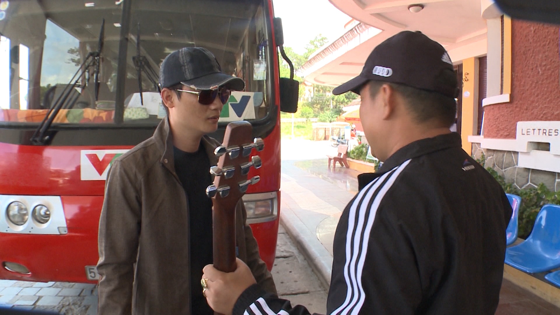 Hoang Bach noi cau voi Minh Khang, doi dap may quay phim hinh anh