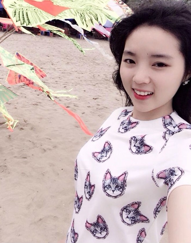 Tại thời điểm đăng quang Hoa hậu Việt Nam 2014, Kỳ Duyên bị nhiều người nhận xét trông hơi già và dữ dằn, không xinh bằng hai á hậu. Tuy nhiên, ở những hình ảnh đời thường như trong clip, cô vẫn trẻ trung, đúng với lứa tuổi của mình. Không chỉ là học sinh giỏi, thời học sinh, Nguyễn Cao Kỳ Duyên còn chăm chỉ tham gia các hoạt động văn nghệ cùng bạn bè.