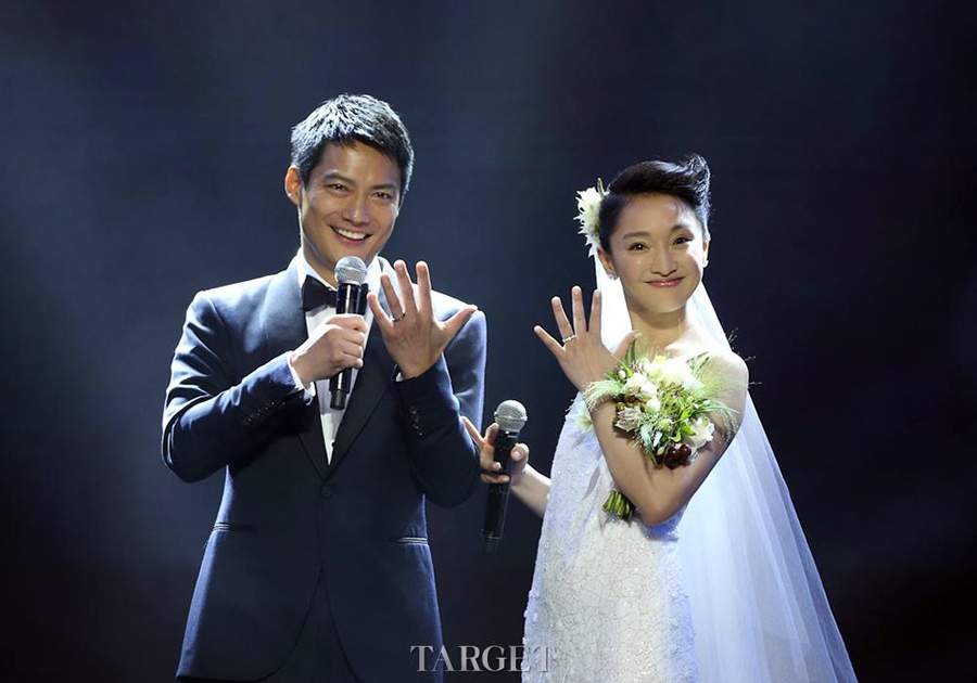 Hôn lễ của cặp đôi diễn ra rất giản dị nhưng vô cùng ấm cúng và sang trọng. Châu Tấn và Cao Thánh Viễn quyết định tổ chức hôn lễ ngay trong đêm từ thiện và không hề báo trước với bạn bè cũng như giới truyền thông.