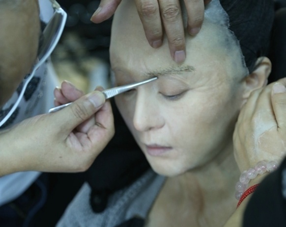 7 tieng hoa trang thanh ba gia 82 tuoi cua Pham Bang Bang hinh anh