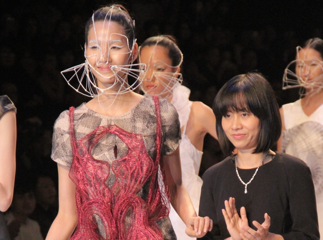 Mau Next Top Model chiem linh san dien tuan le thoi trang hinh anh