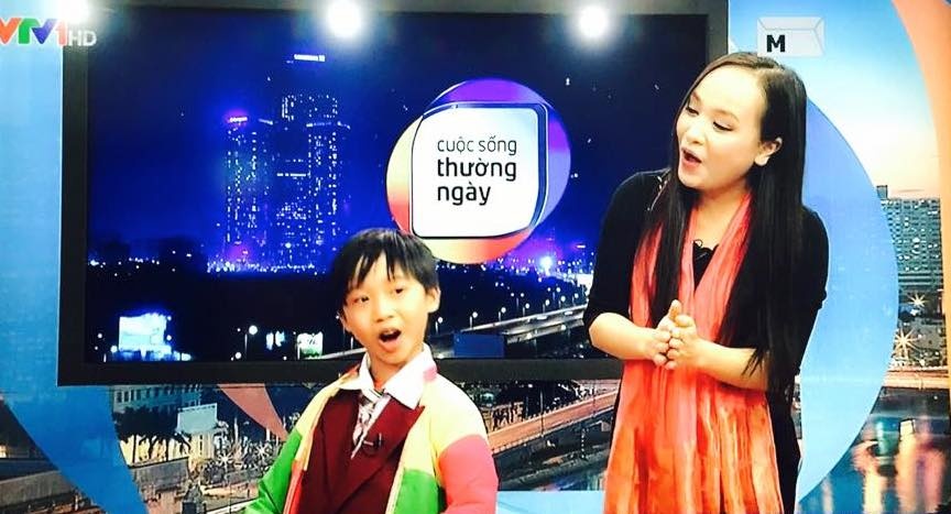Be trai lang lo hoa Thi Mau hanh phuc gap NSUT Thu Huyen hinh anh