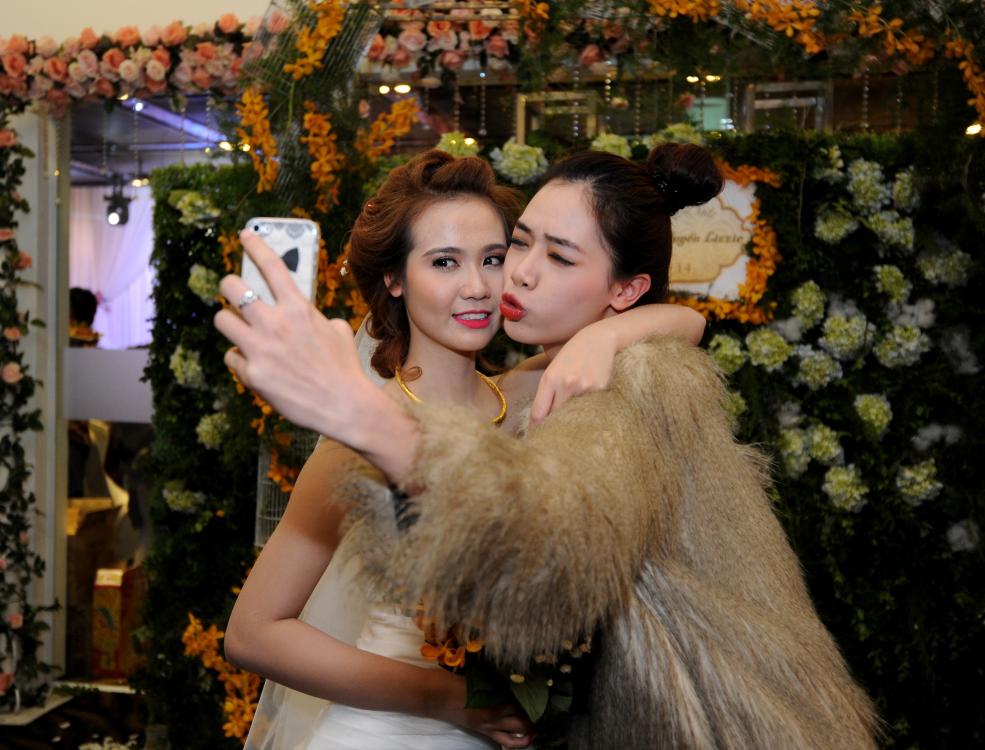 Dan trai xinh, gai dep toi chuc mung co dau Huyen Lizzie hinh anh