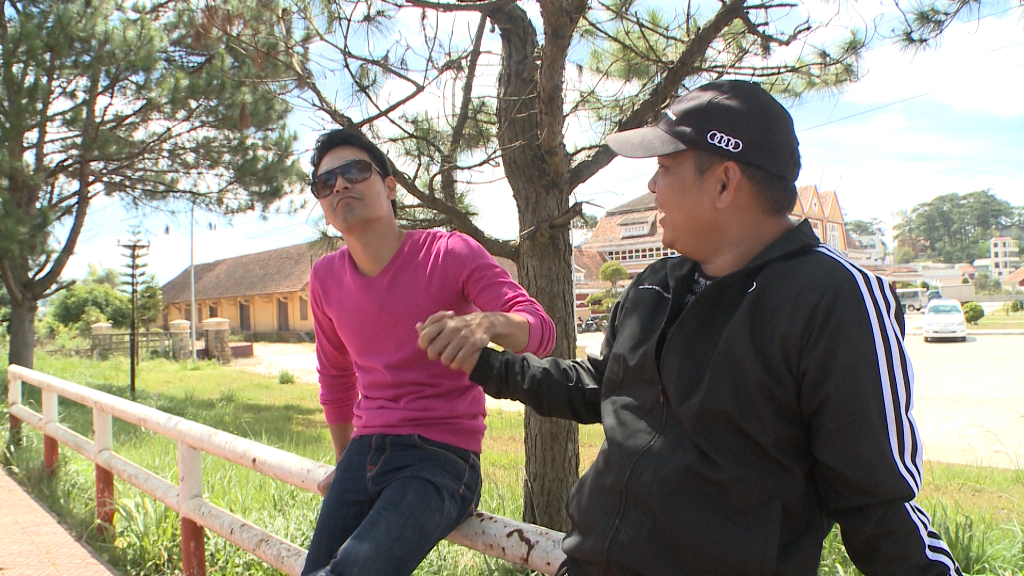 Tập 6 chương trình Bố ơi Mình đi đâu thế đã kết thúc trong bầu không khí căng thẳng giữa Minh Khang và Hoàng Bách, khi cả hai không cùng quan điểm trong cách thực hiện nhiệm vụ: kiếm tiền để mua vé tàu hòa cho con. Tập 7 nối tiếp chuyến hành trình của bốn gia đình tại Đà Lạt. Chiến lược của các ông bố phải thay đổi. Vì bố Trần Lực đi viện, ba ông bố còn lại thống nhất sẽ giữ nguyên số tiền mà mọi người quyên góp cho quỹ từ thiện của Minh Khang, bắt đầu thực hiện lại nhiệm vụ từ con số 0. 