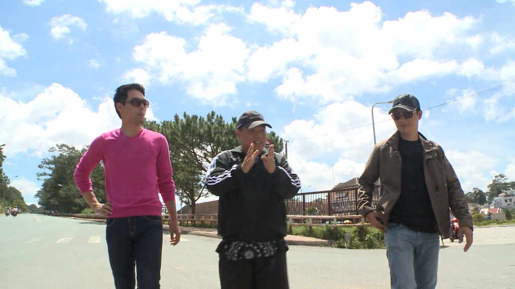 Mọi người đồng tình với kế hoạch mới của Phan Anh: vào cửa hàng ven đường, xin 