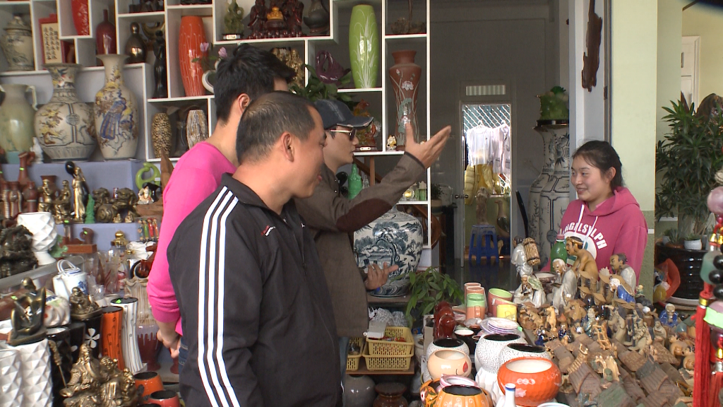 Ba ông bố tiến vào một cửa hàng bán đồ gốm. Hoàng Bách đại diện các ông bố trình bày hoàn cảnh, và cùng Phan Anh thuyết phục cô chủ chấp thuận chiến thuật của họ. Nhận được sự đồng ý, các ông bố nhanh tay chọn mặt hàng cho mình. Minh Khang chọn một bức tượng Phật, Phan Anh là một số chậu kiểng, còn Hoàng Bách là một bình hoa sặc sỡ.