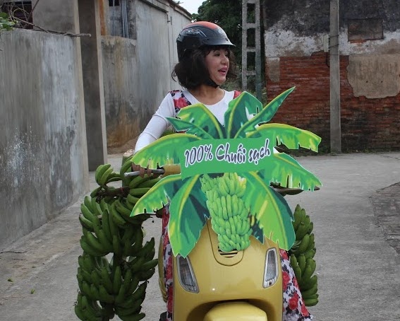 Thuy Nga di buon chuoi xanh de lay long dai gia Quoc Khanh hinh anh