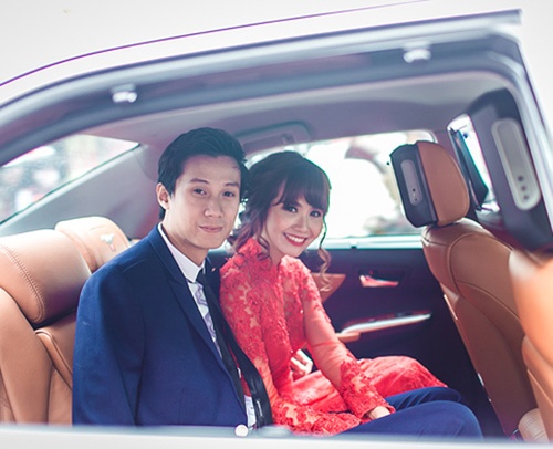 Huyền Lizzie cười hạnh phúc trong lễ ăn hỏi.