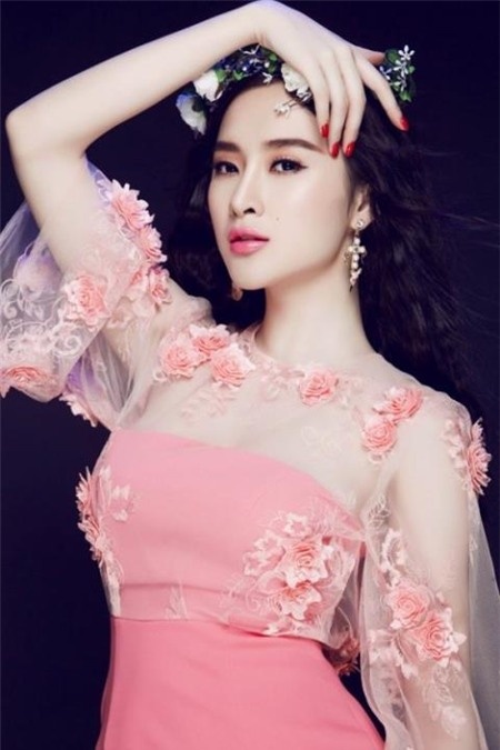 Từ hình ảnh sexy đôi khi đến thảm họa thời trang, Angela Phương Trinh đã thay đổi ngoại hình trở thành cô gái nhu mì và trưởng thành hơn.