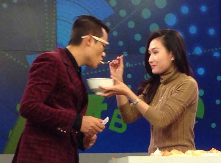 Hoang Bach lo mieng tan gai tren song truyen hinh hinh anh