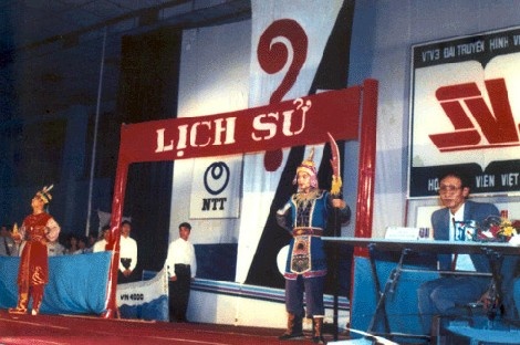 Nhà báo Lại Văn Sâm trong chương trình chung kết SV96