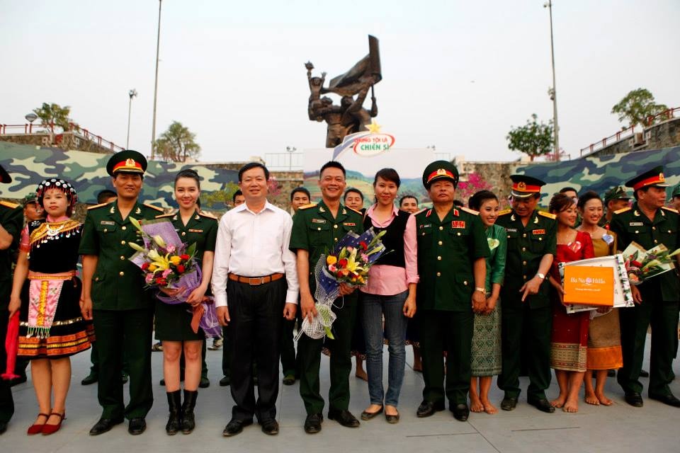 Tổng đạo diễn Thanh Hường cùng ê-kíp thực hiện chương trình có rất nhiều kỷ niệm với người lính trong suốt 8 năm gắn bó với chương trình.