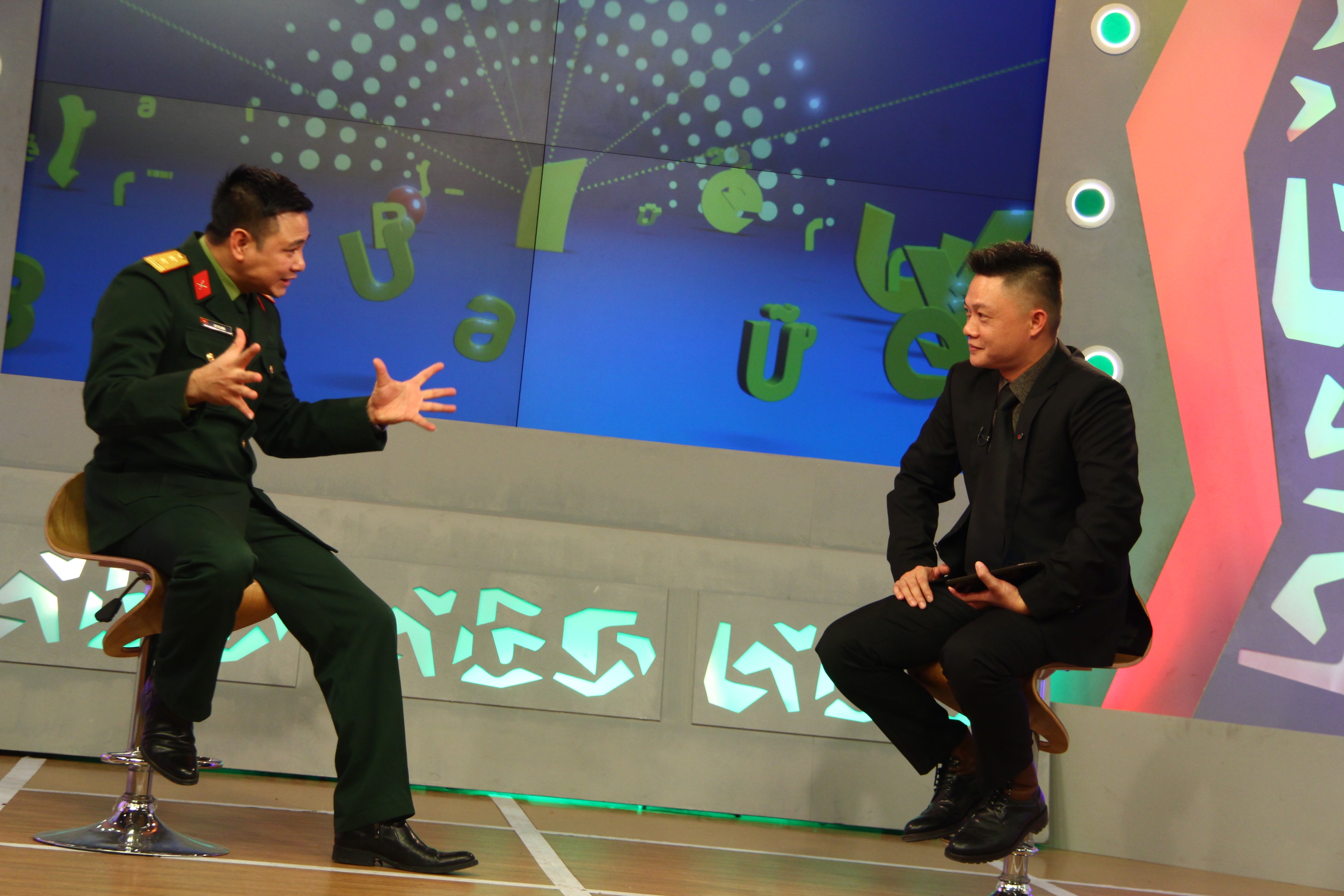 Tu Long bat ngo duoc to chuc sinh nhat hinh anh