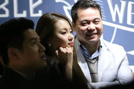 Ban gai hot girl lang nguoi nghe Le Hieu hat tinh ca hinh anh